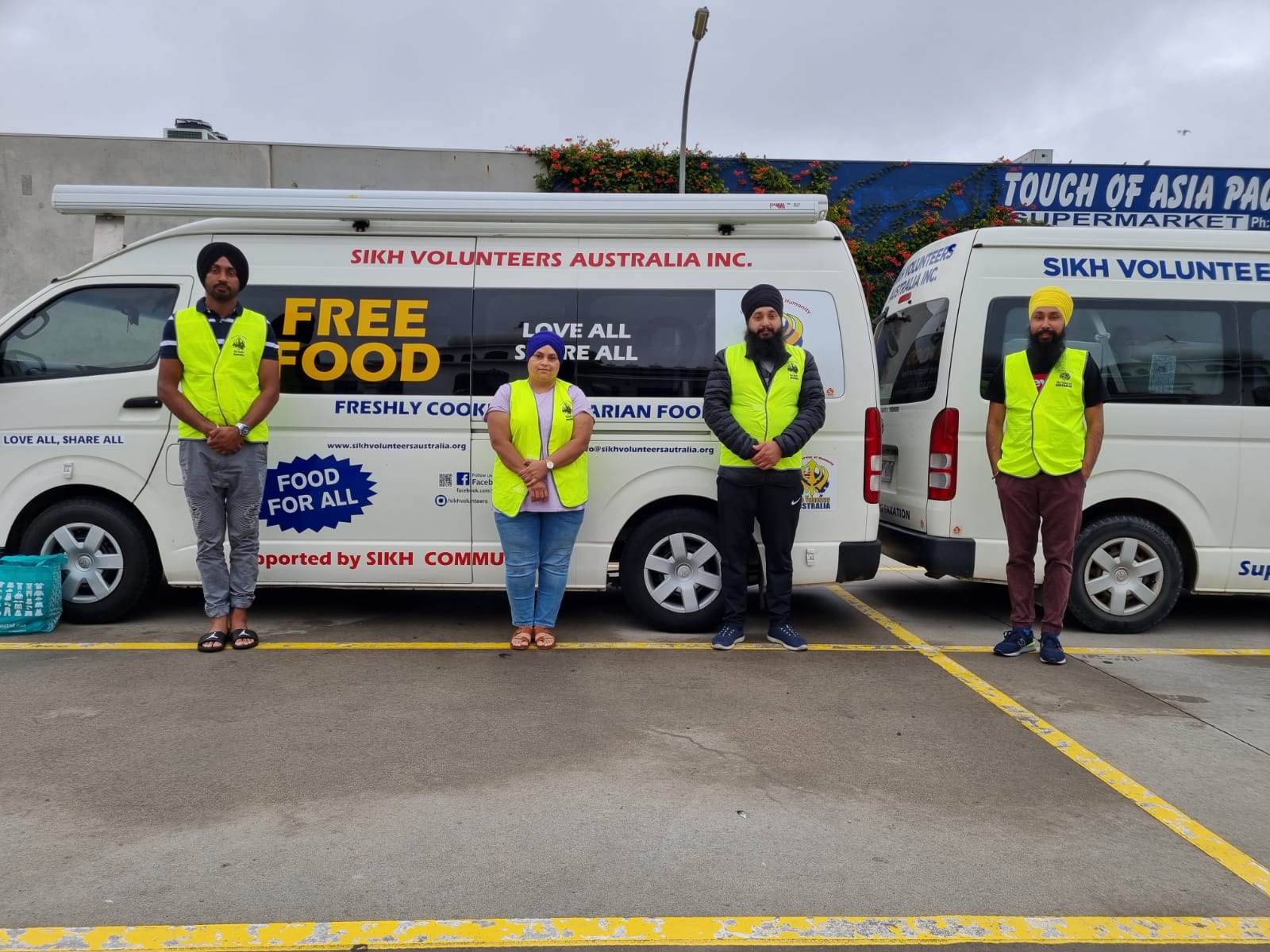 These Awesome Sikh Australian Volunteers Drove 34 Hours To Deliver Meals To NSW Flood Victims